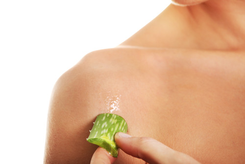 Aloe Vera - aloe vera aplicata pe piele de catre o domnisoara