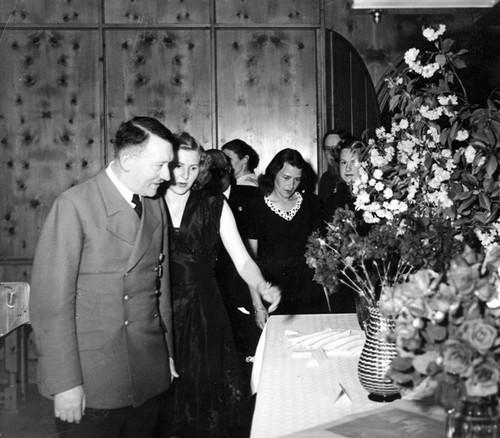 Incredibil! Soţia lui Adolf Hitler ar fi avut origini evreieşti!