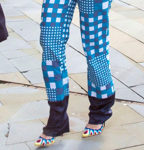 Rita Ora, în pijama pe stradă. Tu ai purta acest stil?