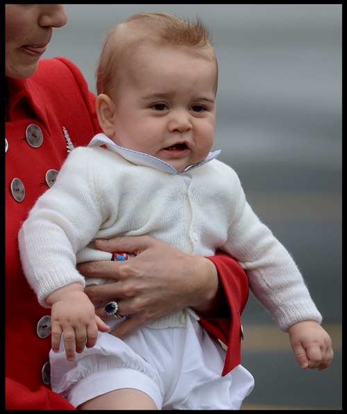 Prinţişorul George în prima lui vizită oficială! Iată-l cât a crescut şi ce drăgălaş este! FOTO