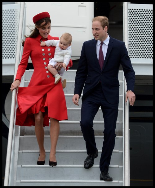 Prinţişorul George în prima lui vizită oficială! Iată-l cât a crescut şi ce drăgălaş este! FOTO