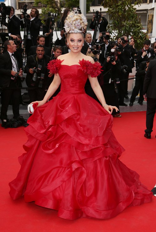 Adevărate catastrofe! Ţinute ieşite din comun pe covorul roşu de la Cannes! 