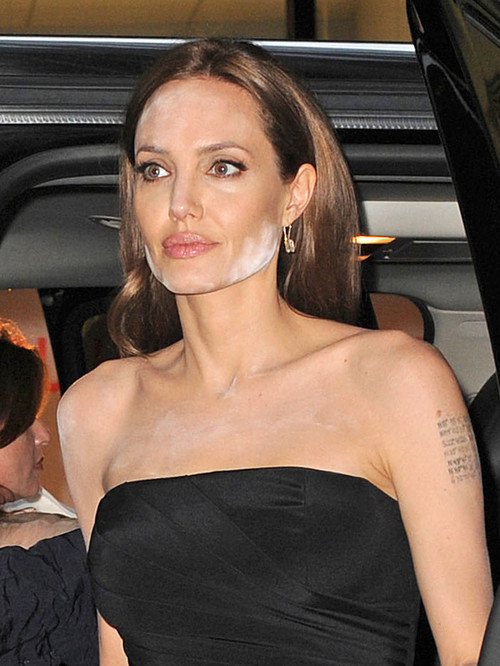Angelina Jolie a pășit pe covorul roșu cu prea multă pudră pe față. Vezi pozele!