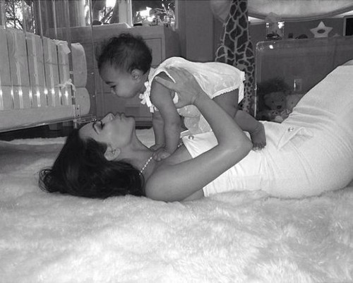Iată cum arată fetiţa lui Kim Kardashian şi a lui Kanye West