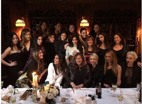 Kim Kardashian, rochie de 20.000 de dolari. Fotografii de la petrecerea burlăciţelor din Paris!