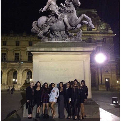 Kim Kardashian, rochie de 20.000 de dolari. Fotografii de la petrecerea burlăciţelor din Paris!