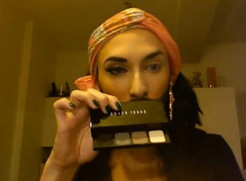 Look dramatic! Conchita Wurst îţi dezvăluie secretul apariţiilor ei! Video