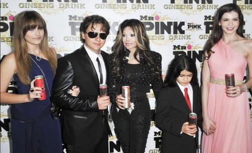 Din nou printre vedete. Monica Gabor a inaugurat, alături de Paris Hilton, un restaurant din China