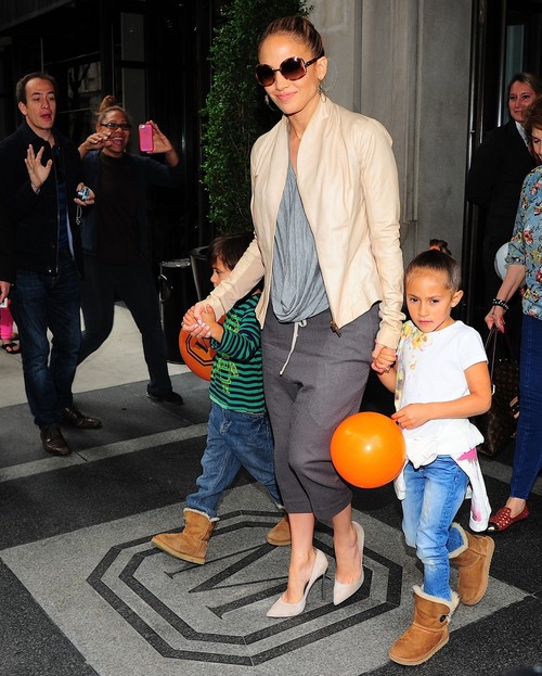 Îţi plac şalvarii? Cum îi porţi într-o ţinută urban chic ca Jennifer Lopez