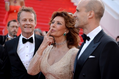 La 80 de ani, Sophia Loren arată incredibil! Apariţie de divă la Cannes!