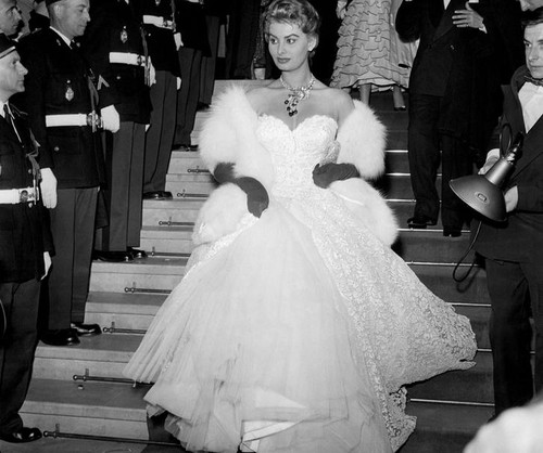La 80 de ani, Sophia Loren arată incredibil! Apariţie de divă la Cannes!