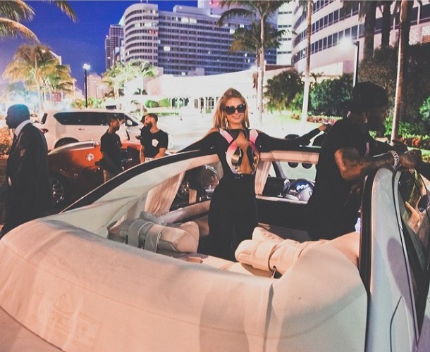 Trucuri de frumuseţe de la Paris Hilton. Cum îşi revine după o noapte de petrecere!