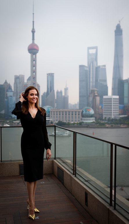 Cum să porţi rochia neagră cu stil. Ia exemplu de la Angelina Jolie