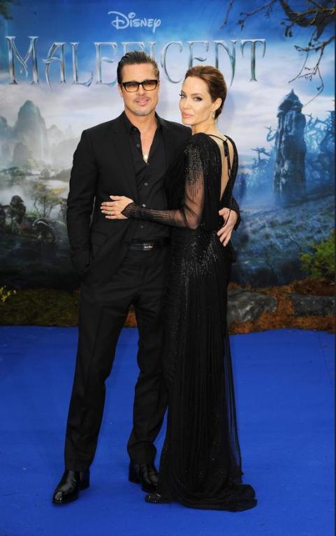 Cum să porţi rochia neagră cu stil. Ia exemplu de la Angelina Jolie