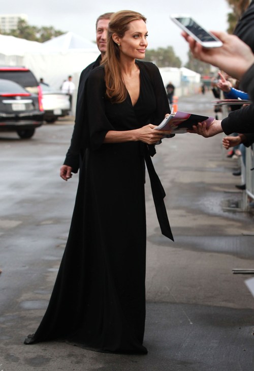 Cum să porţi rochia neagră cu stil. Ia exemplu de la Angelina Jolie