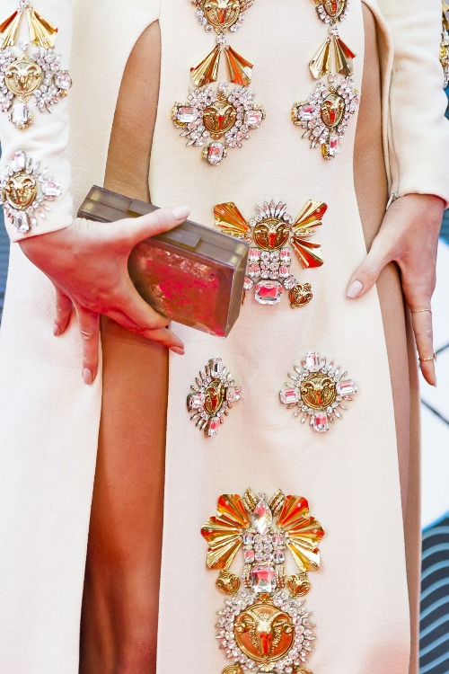 Fără lenjerie intimă. Kendall Jenner, deosebit de îndrăzneaţă pe covorul roşu