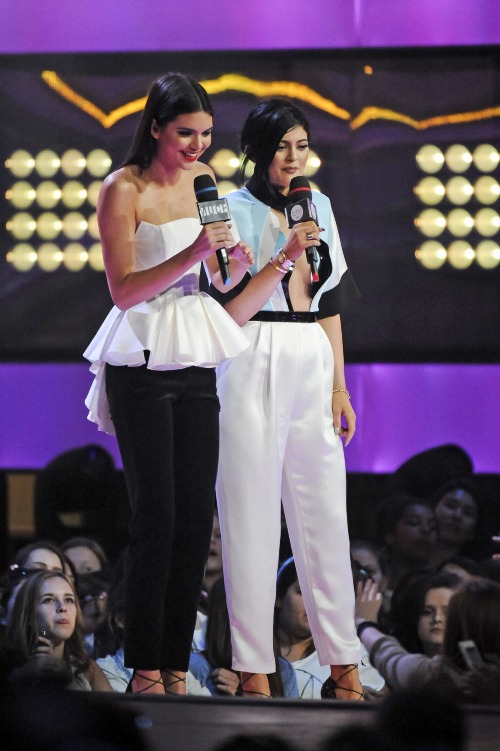 Fără lenjerie intimă. Kendall Jenner, deosebit de îndrăzneaţă pe covorul roşu