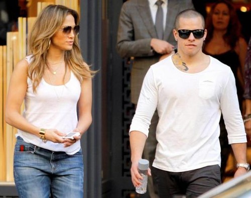 Ea este modelul transsexual cu care iubitul a înşelat-o pe Jennifer Lopez