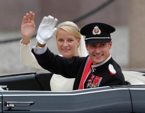 Poveşti adevărate. Top 10 femei obişnuite care au ajuns prinţese