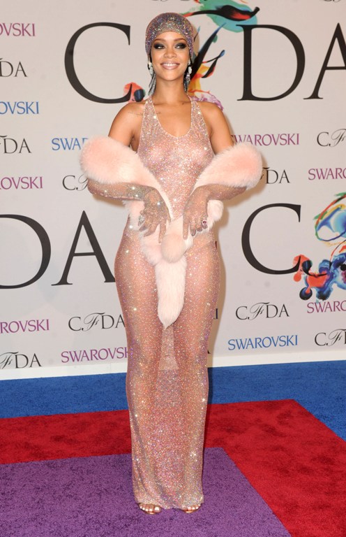 Rihanna, ţinută extrem de obraznică. A defilat aproape goală pe covorul roşu