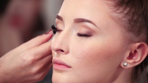Tutorial foto: Cum faci un machiaj de zi cu umbre
