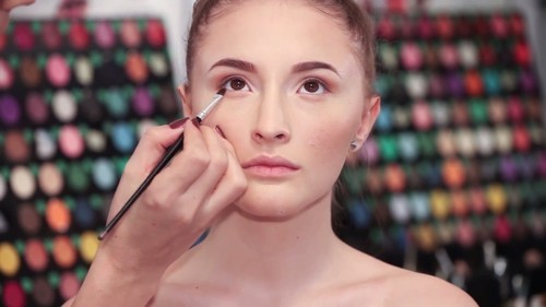 Tutorial foto: Cum faci un machiaj de zi cu umbre
