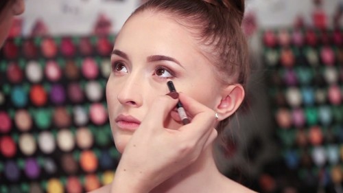 Tutorial foto: Cum faci un machiaj de zi cu umbre