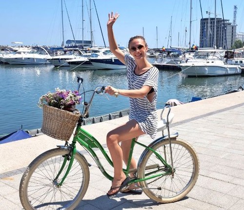 Arată ca o vedetă pe bicicletă! Îmbracă-te casual-sport!