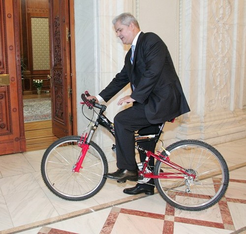 Imagini de colecţie. Politicieni pe bicicletă!