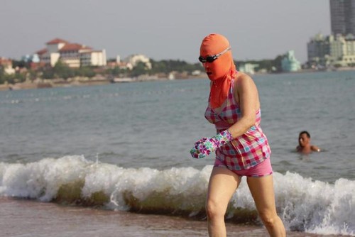 La plajă, cu mască. "Bikini facial", ultima modă în China! Video