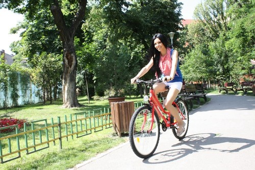Arată ca o vedetă pe bicicletă! Îmbracă-te casual-sport!