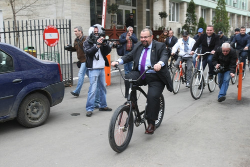 Imagini de colecţie. Politicieni pe bicicletă!