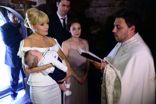 Elena Udrea, înnebunită după copii. A devenit naşă de botez pentru a cincea oară! Foto