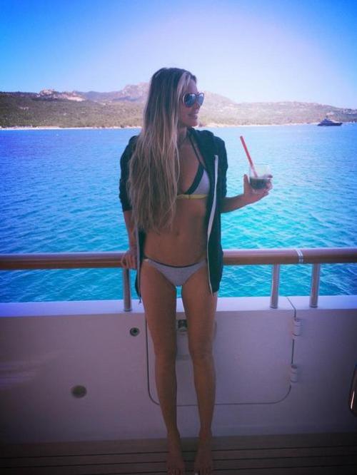 Are 50 de ani şi 2 copii, dar arată ca o adolescentă! Cum se menţine Elle Macpherson