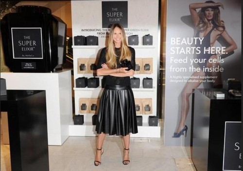 Are 50 de ani şi 2 copii, dar arată ca o adolescentă! Cum se menţine Elle Macpherson