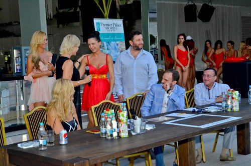 Vedeta Baywatch, Erika Eleniak, la finalul sejurului în România: "Mă voi întoarce să-l caut pe Dracula"