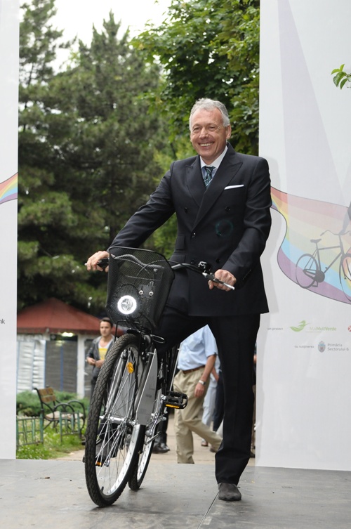 Imagini de colecţie. Politicieni pe bicicletă!
