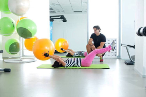 Cum scapi de grăsimea de pe abdomen cu 2 exerciţii. Mirela Stelea îţi arată