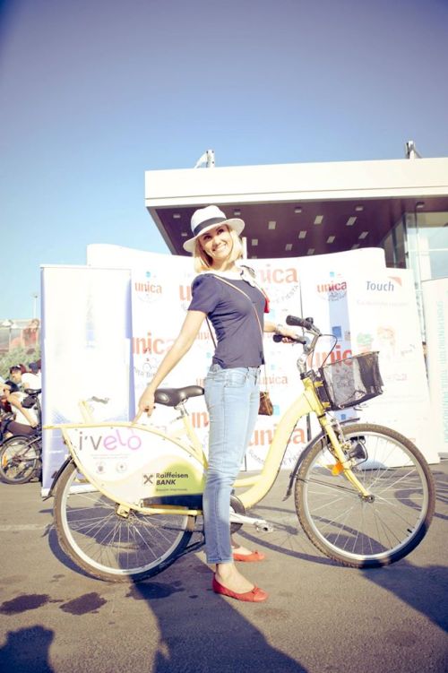Arată ca o vedetă pe bicicletă! Îmbracă-te casual-sport!