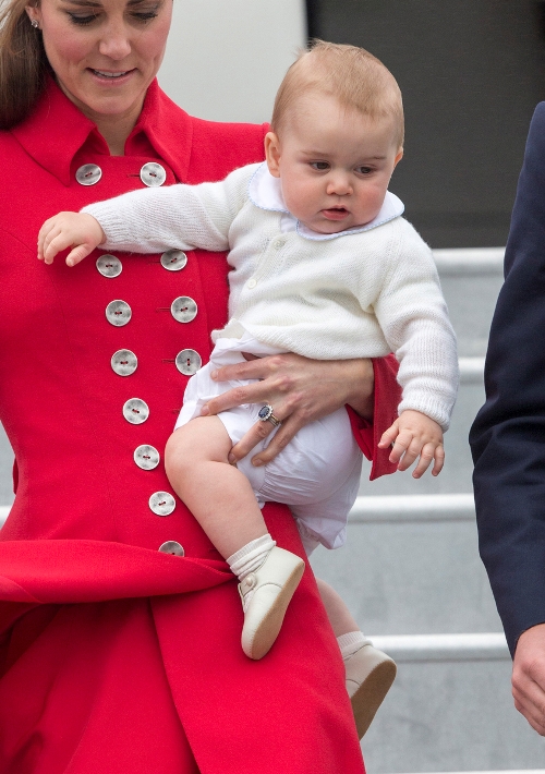 Prinţul George împlineşte astăzi un an. Iată-l cu părinţii lui în ipostaze inedite! Foto