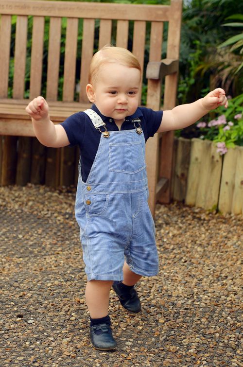 Prinţul George împlineşte astăzi un an. Iată-l cu părinţii lui în ipostaze inedite! Foto