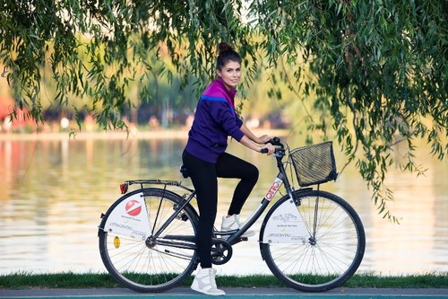 Arată ca o vedetă pe bicicletă! Îmbracă-te casual-sport!