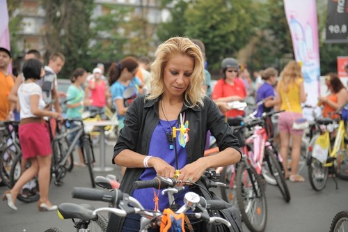 Vedete pe biciclete. Ce ţinute au îmbrăcat la Summer Bike Fiesta | Foto