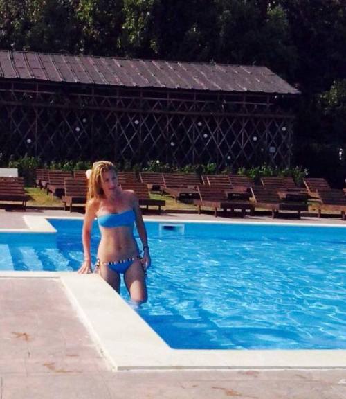 În costume de baie, după ce au născut. Cum arată vedetele noastre