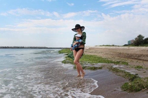 În costume de baie, după ce au născut. Cum arată vedetele noastre