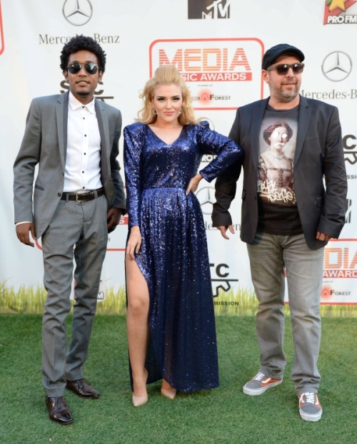 Ca la Hollywood! Vedetele noastre afişează crăpături deosebit de îndrăzneţe