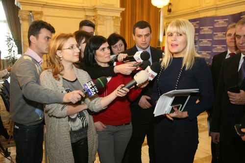 Brunetă şi cu părul creţ. Cum arăta Elena Udrea în liceu când concura la Miss