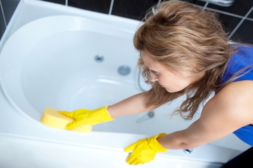 Pericolele din baie. Ce greşeli faci fără să-ţi dai seama