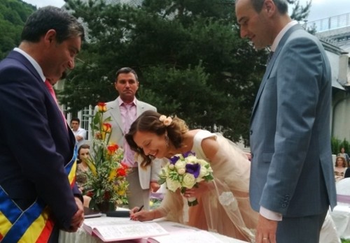 Prezentatoarea tv Roxana Iliescu, nuntă în stil tradiţional românesc | Foto