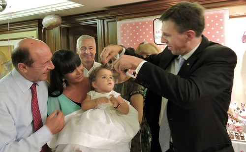 Elena Băsescu i-a tăiat moţul fetiţei. Ce a ales de pe tavă Sofia Anais | Foto